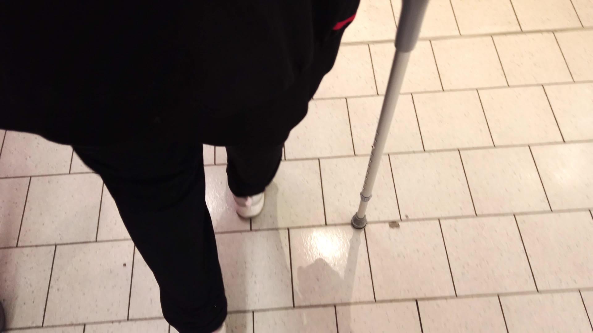 在有拐杖的超市行走的残疾妇女视频的预览图