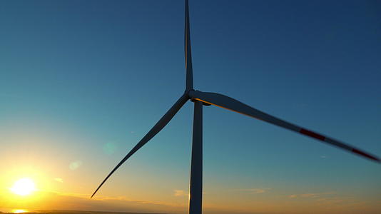 工业风力涡轮机生产在美丽的天空中的可持续能源视频的预览图