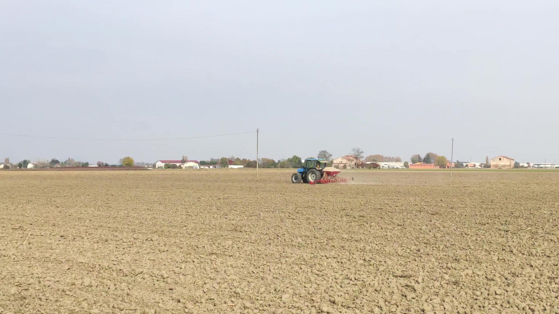 播种小麦的拖拉机视频的预览图
