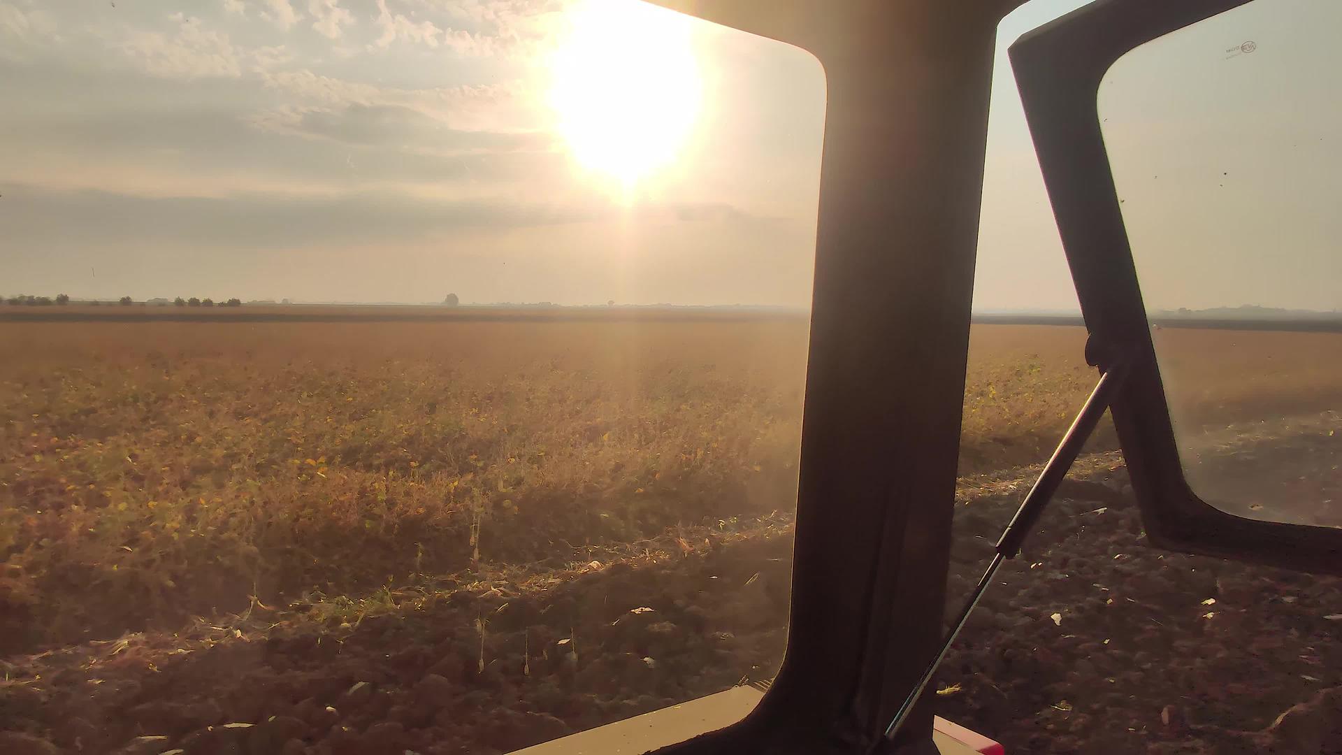 日落时田里的拖拉机视频的预览图