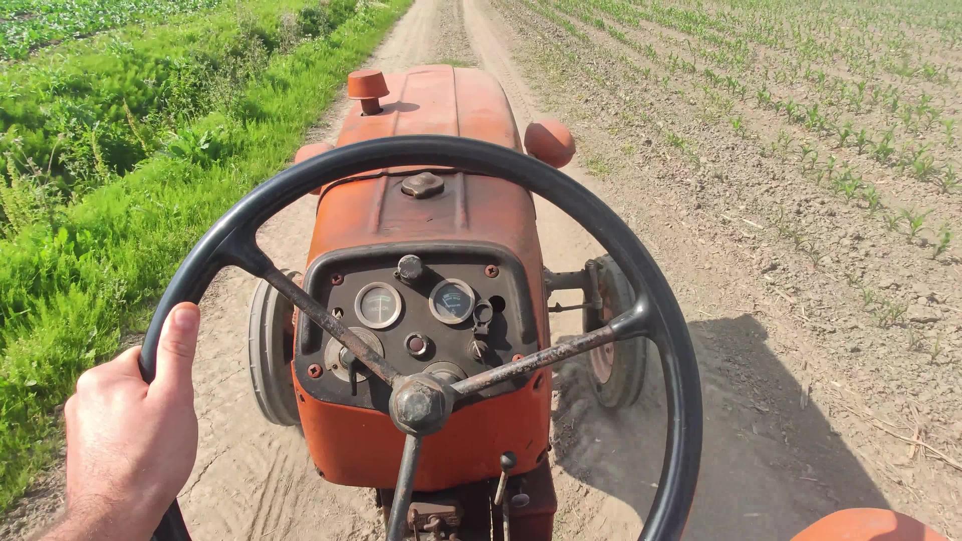 农场旧拖拉机视频的预览图
