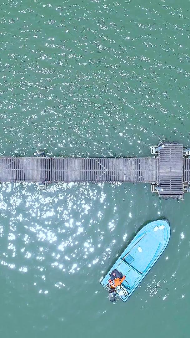 高清航拍俯拍海边小码头小船视频的预览图