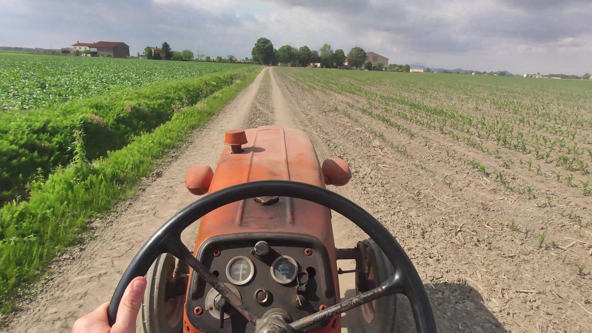 农场里的旧拖拉机视频的预览图