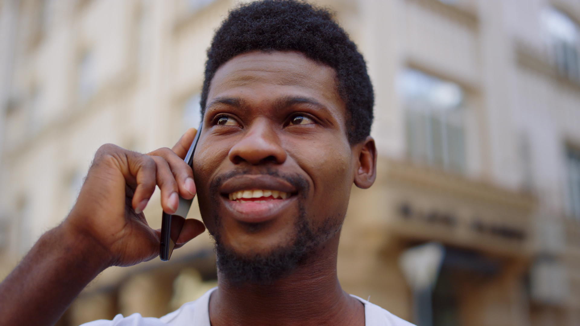 在街上聊天的非洲人非常高兴在城说话的人视频的预览图