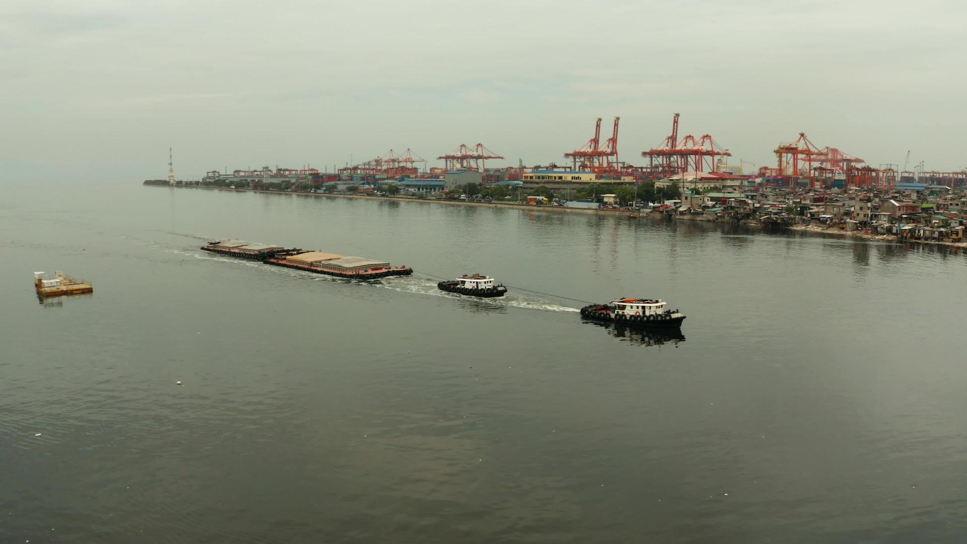 拖船运载重货驳船视频的预览图