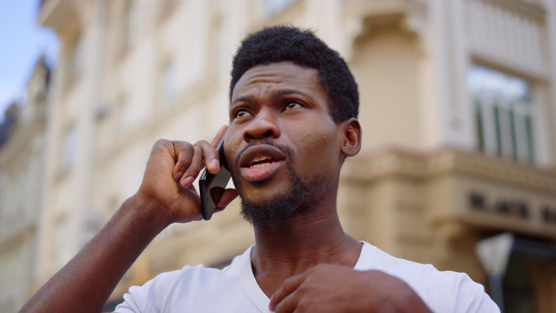 非洲男人在街上打电话非洲男人在街上聊天视频的预览图
