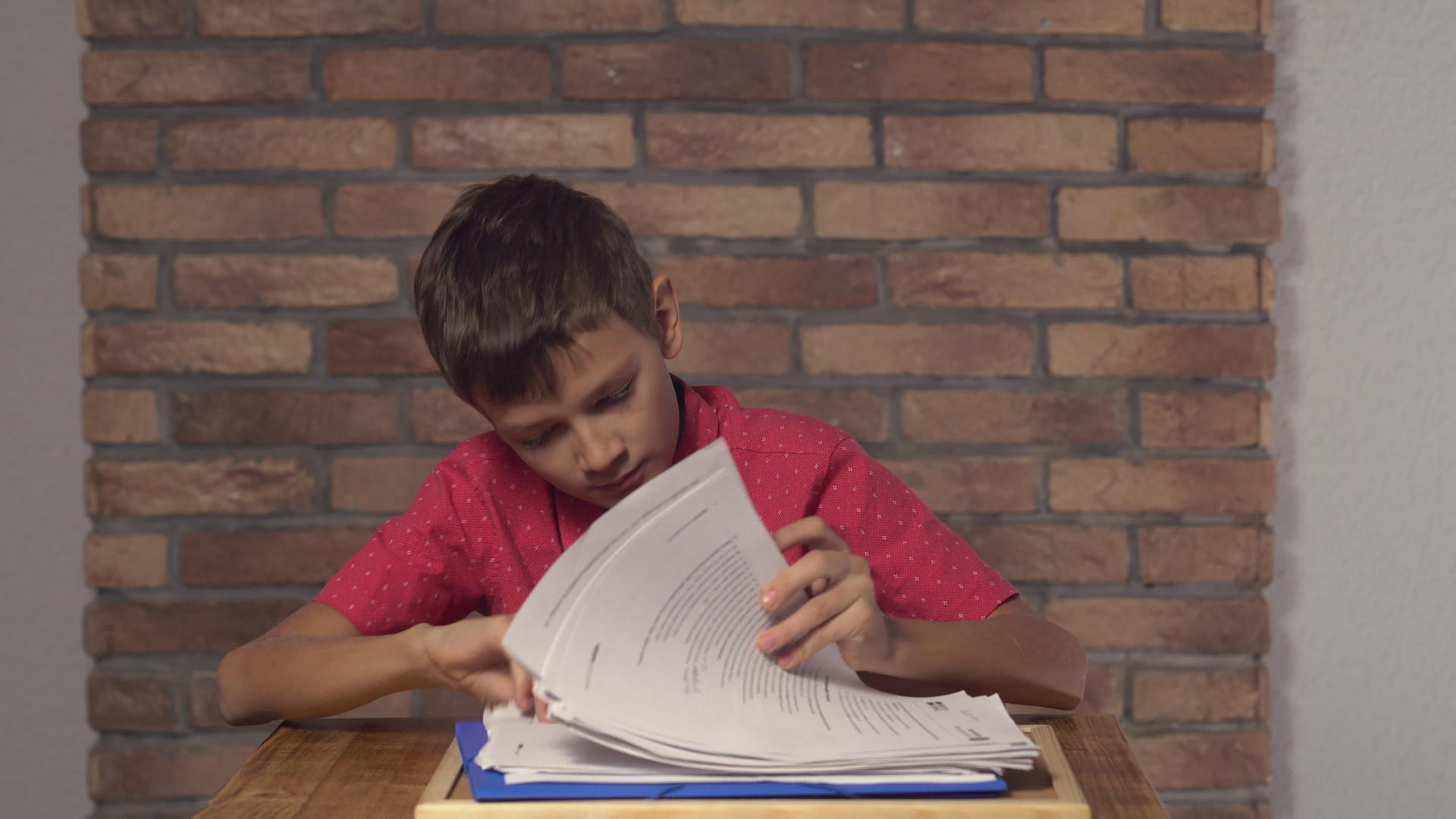 孩子们坐在桌子上背面的红砖墙上有写字的工作人员视频的预览图