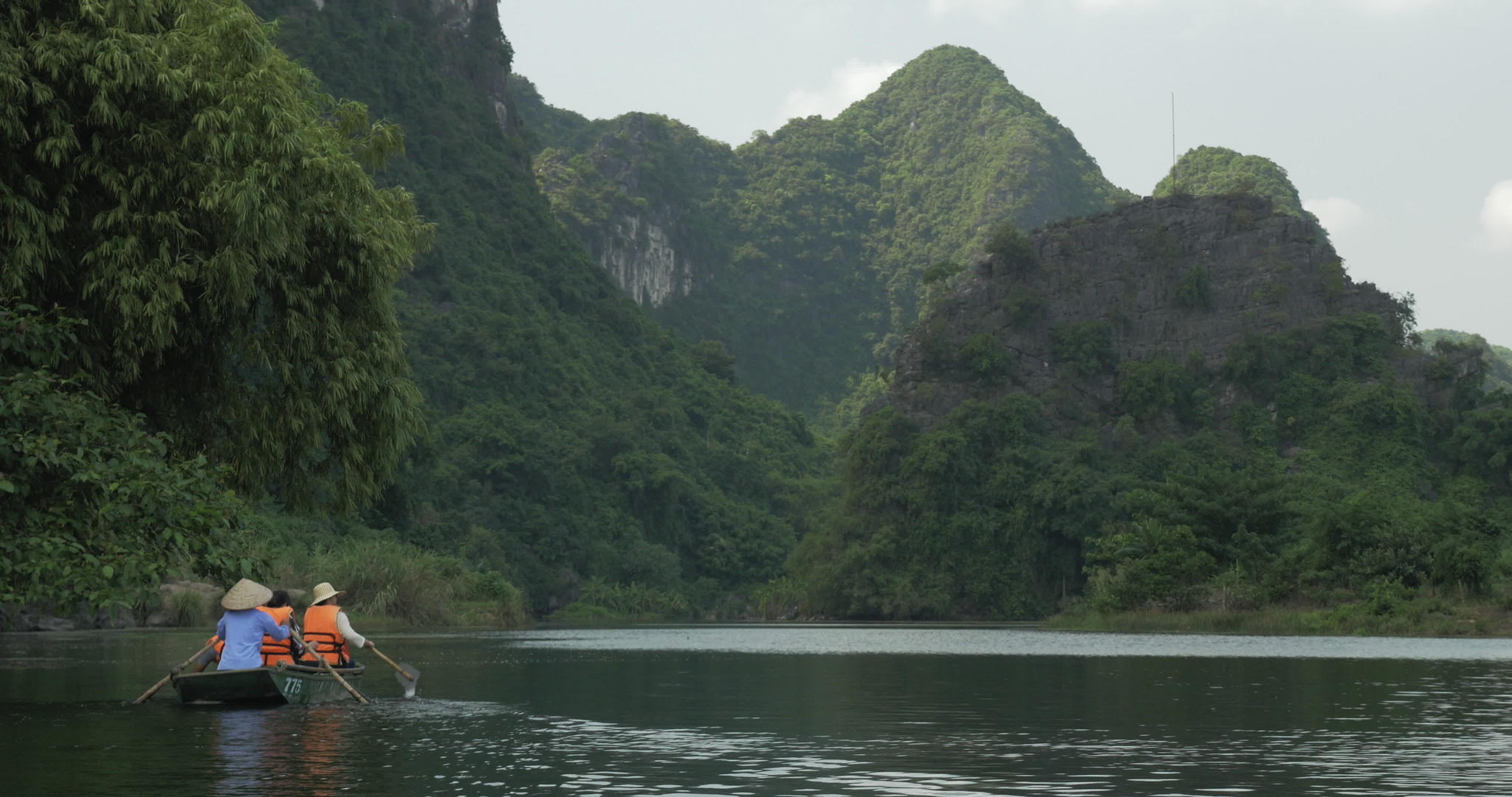 在长长的河边船洞巡游hanoivietnam视频的预览图