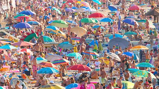 炎热的夏天拥挤的海滩在海岸线上的延迟视频的预览图