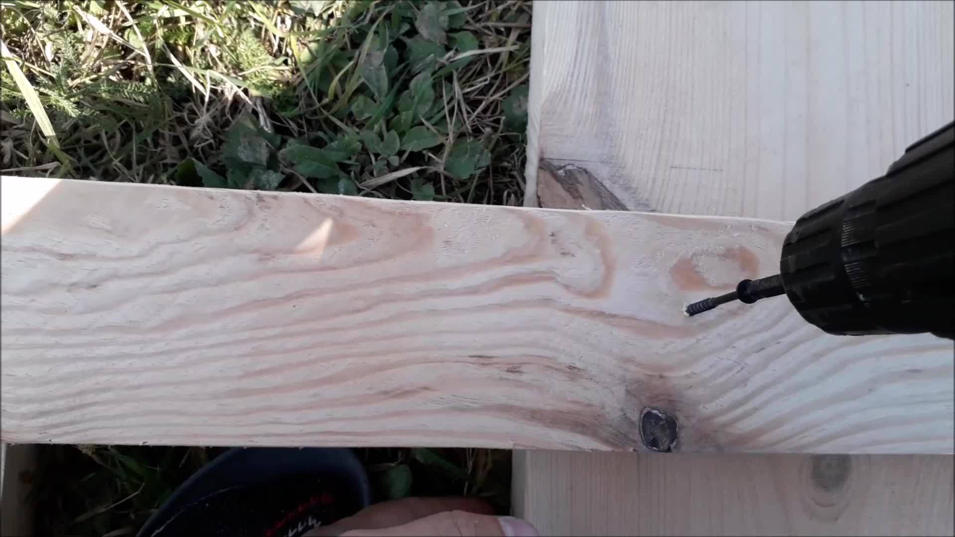 用钻头将自钻螺丝钻入木材中视频的预览图