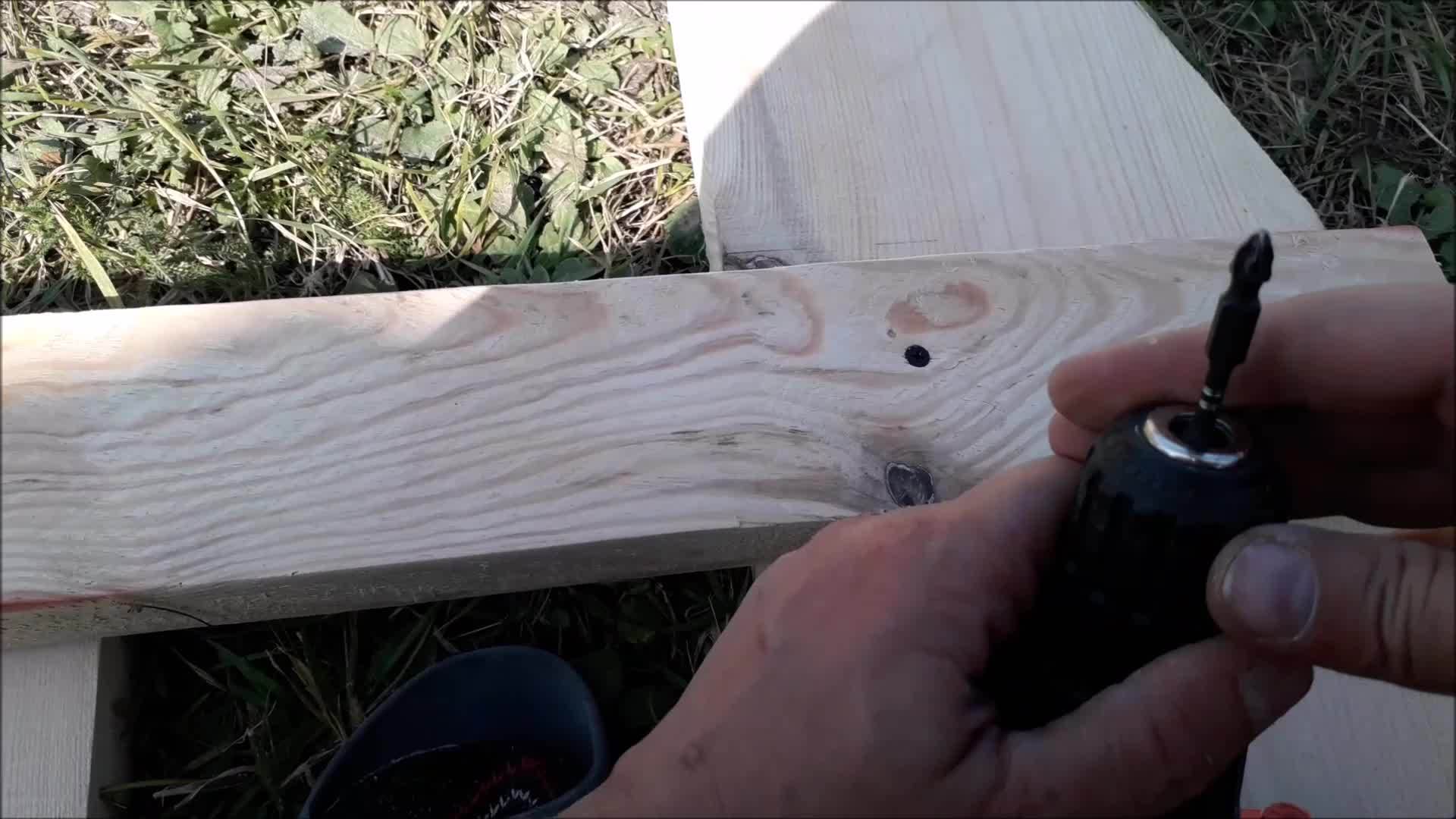 用钻头将自钻螺丝钻入木材中视频的预览图