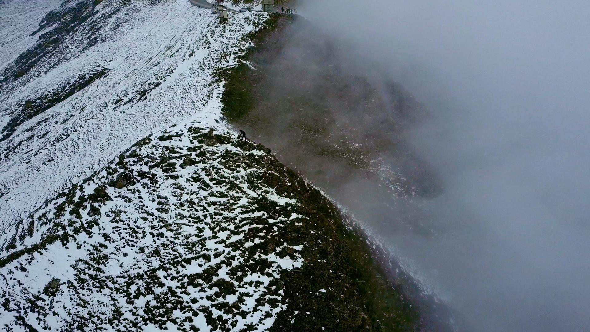攀登雪山的摄影师视频的预览图