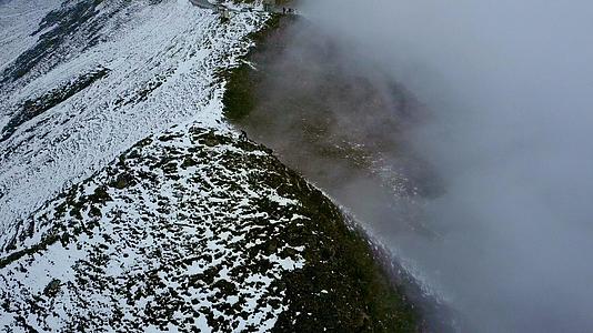 攀登雪山的摄影师视频的预览图