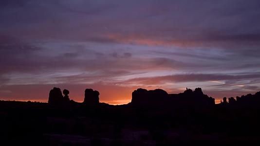 在红山峡谷和犹他山的背景下日落之夜视频的预览图