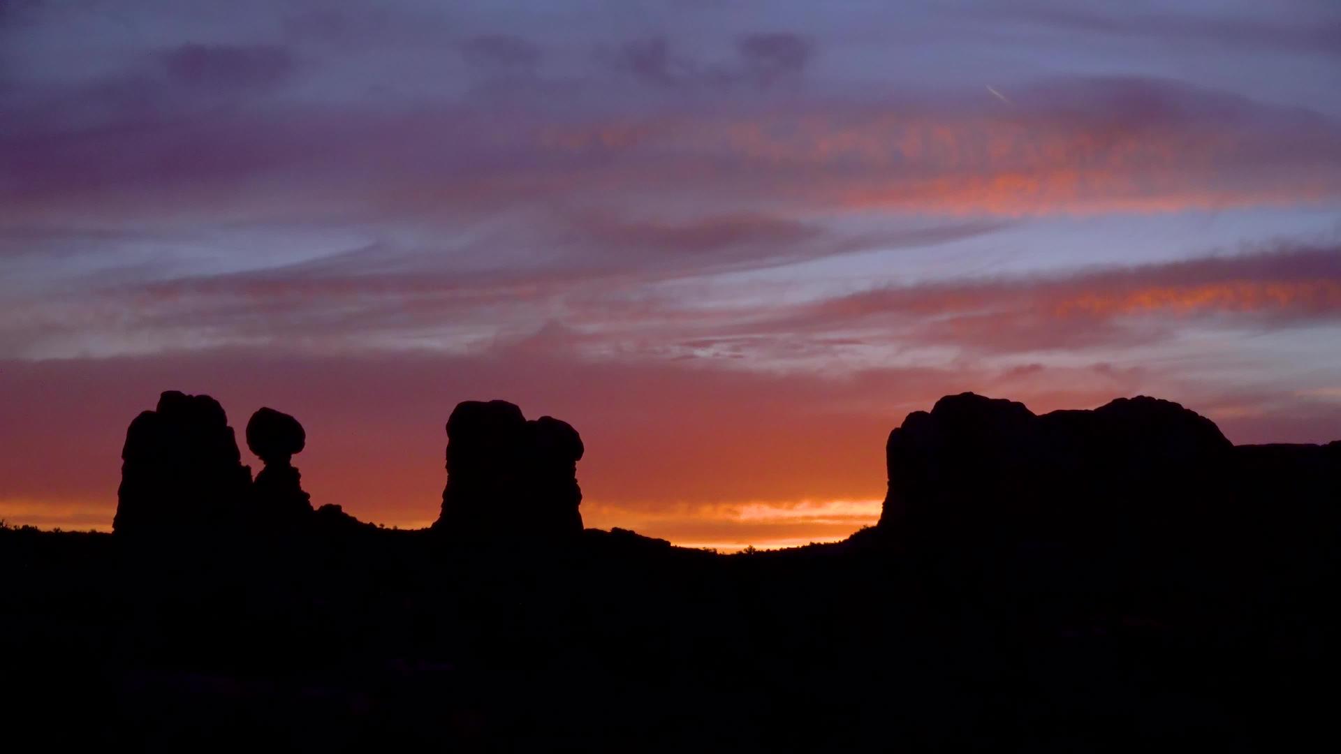 在红山峡谷和犹他山的背景下日落之夜视频的预览图