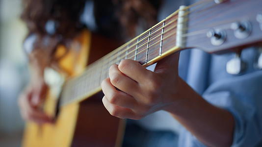 女孩手弹吉他女音乐家用弦乐器创作音乐视频的预览图