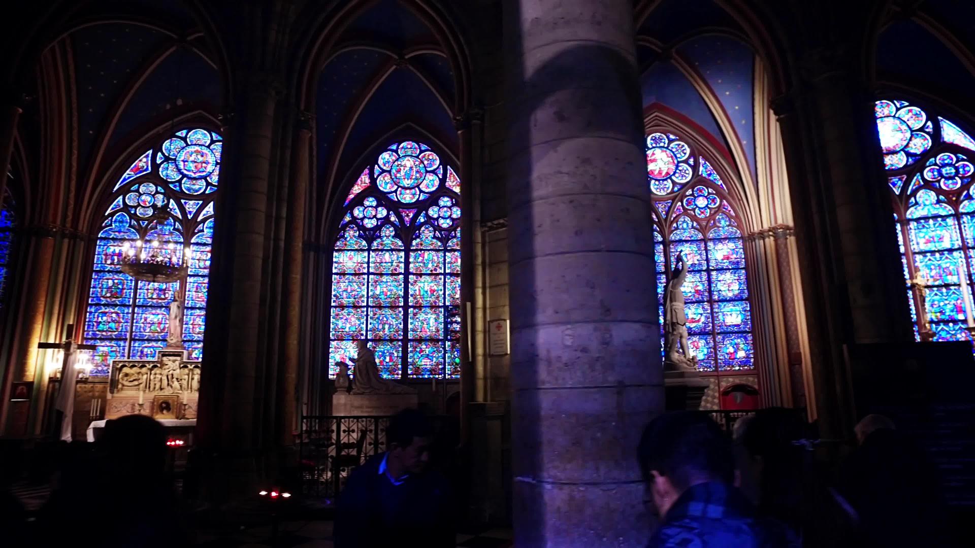 在一次教堂仪式上女牧师的妻子在哥特教会的玻璃窗上视频的预览图