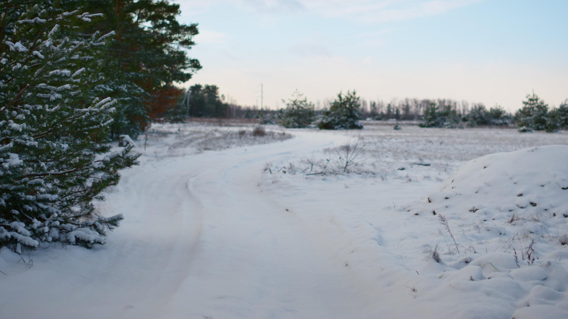 在阴暗的冬天农村道路被雪覆盖着视频的预览图