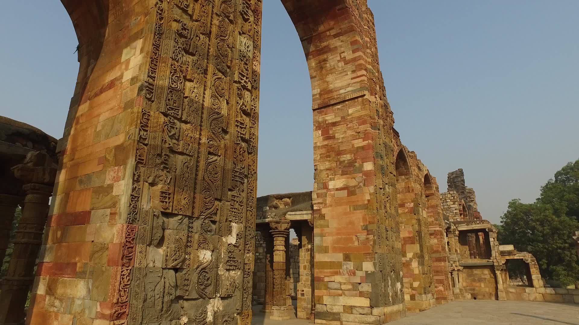 Qutb尖塔综合体India的正方形视频的预览图