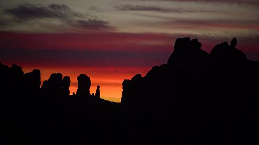 红山峡谷和犹他山脉的日落视频的预览图