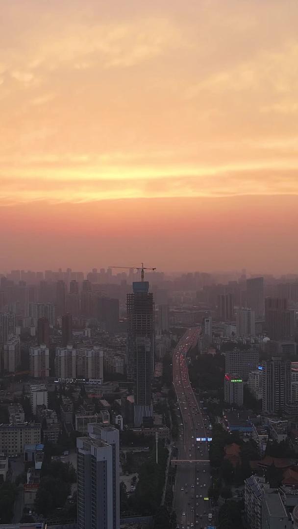 航拍城市风景日落日落日落天空城市全景材料视频的预览图