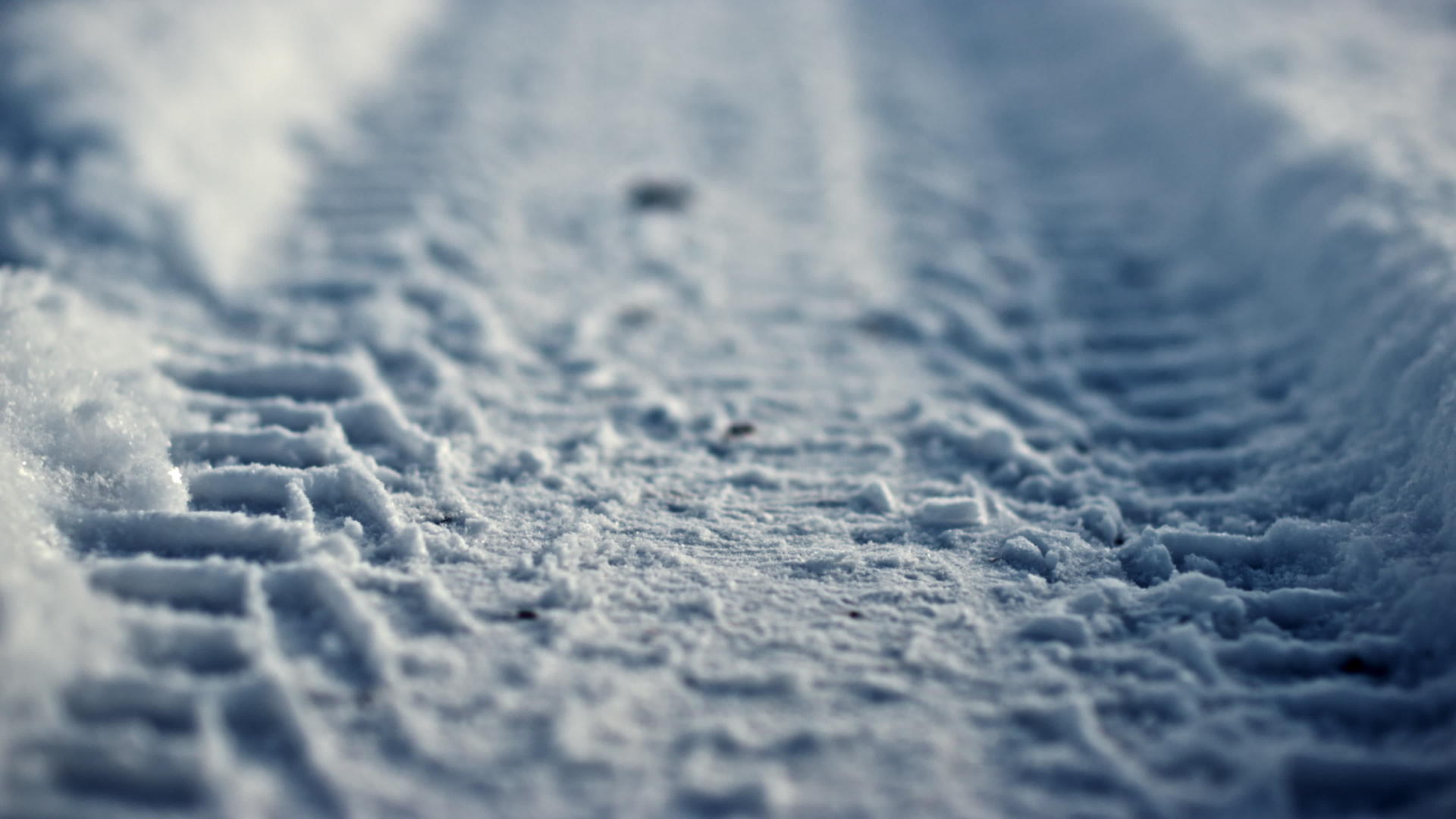 寒冷的冬季特写镜头的轮子标记雪表面视频的预览图