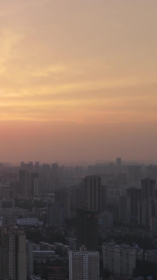 航拍城市风景日落日落日落天空城市全景材料视频的预览图