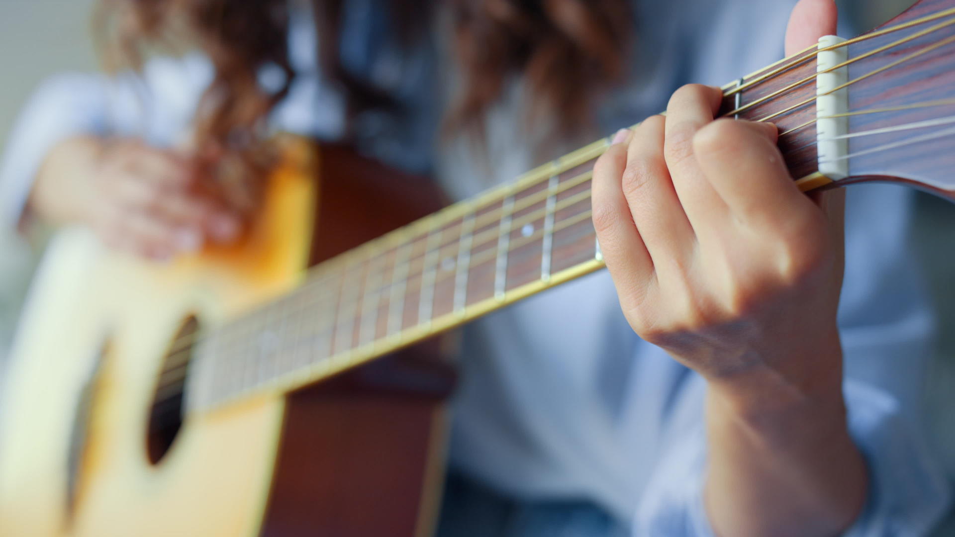 女子手弹原声吉他女孩用吉他写歌视频的预览图
