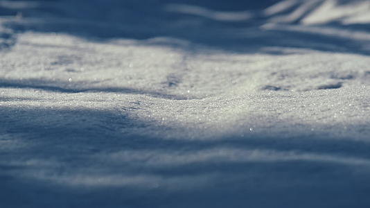 冬天雪被雪覆盖了雪地特写视频的预览图