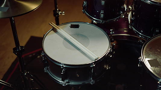 为爵士乐队准备的闭合鼓专业的录音室鼓包视频的预览图