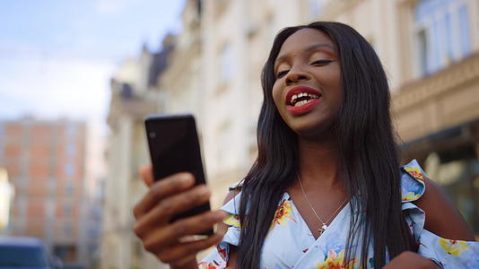非洲女性在户外有视频呼叫的非洲女性视频的预览图