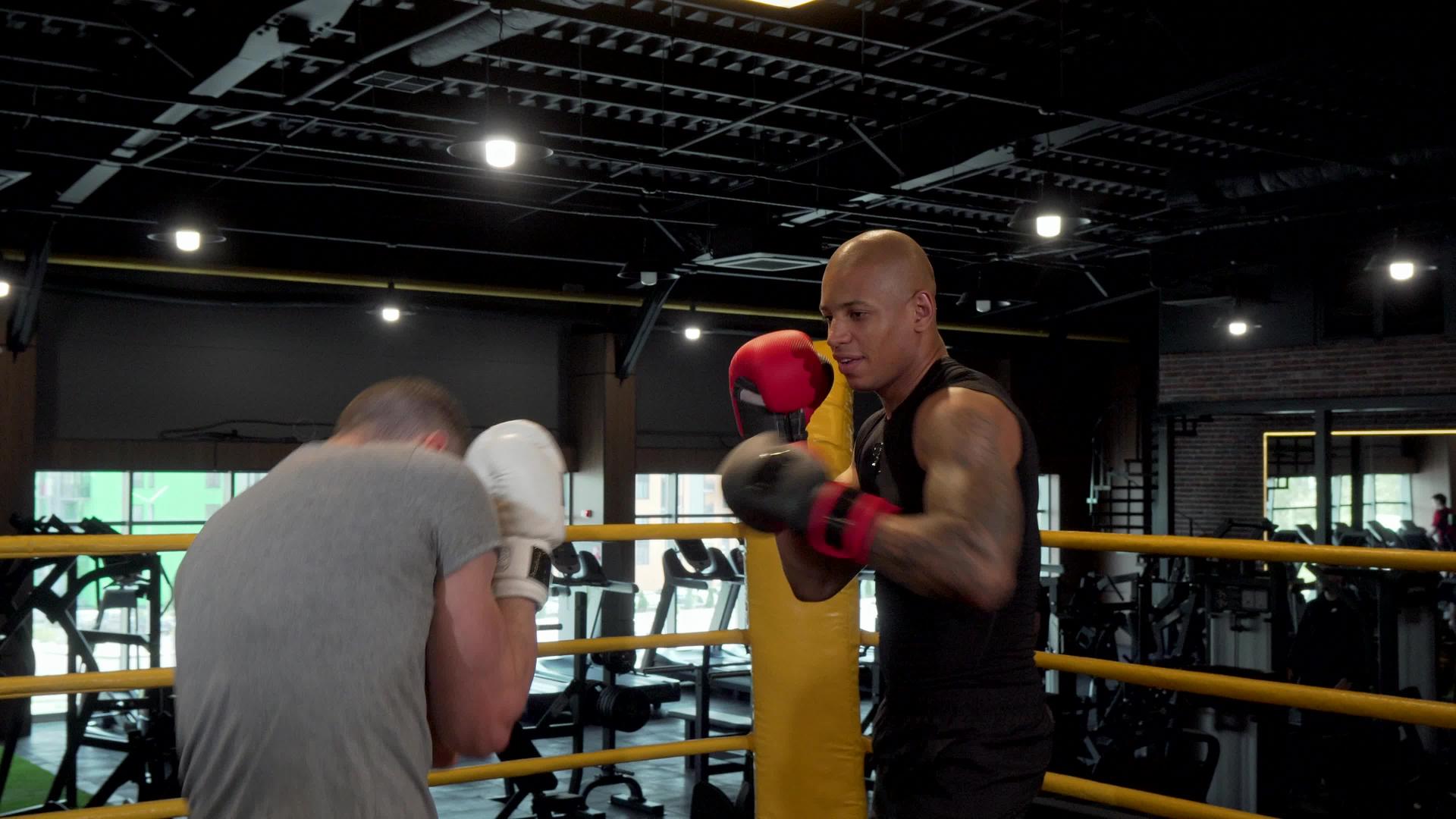 两名公拳手在健身房打拳击视频的预览图