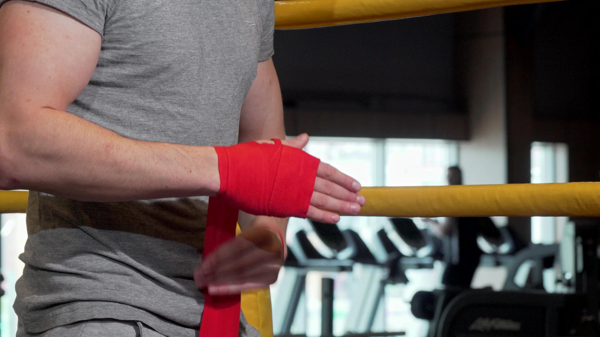 拳击前用手腕绷带的拳击手视频的预览图