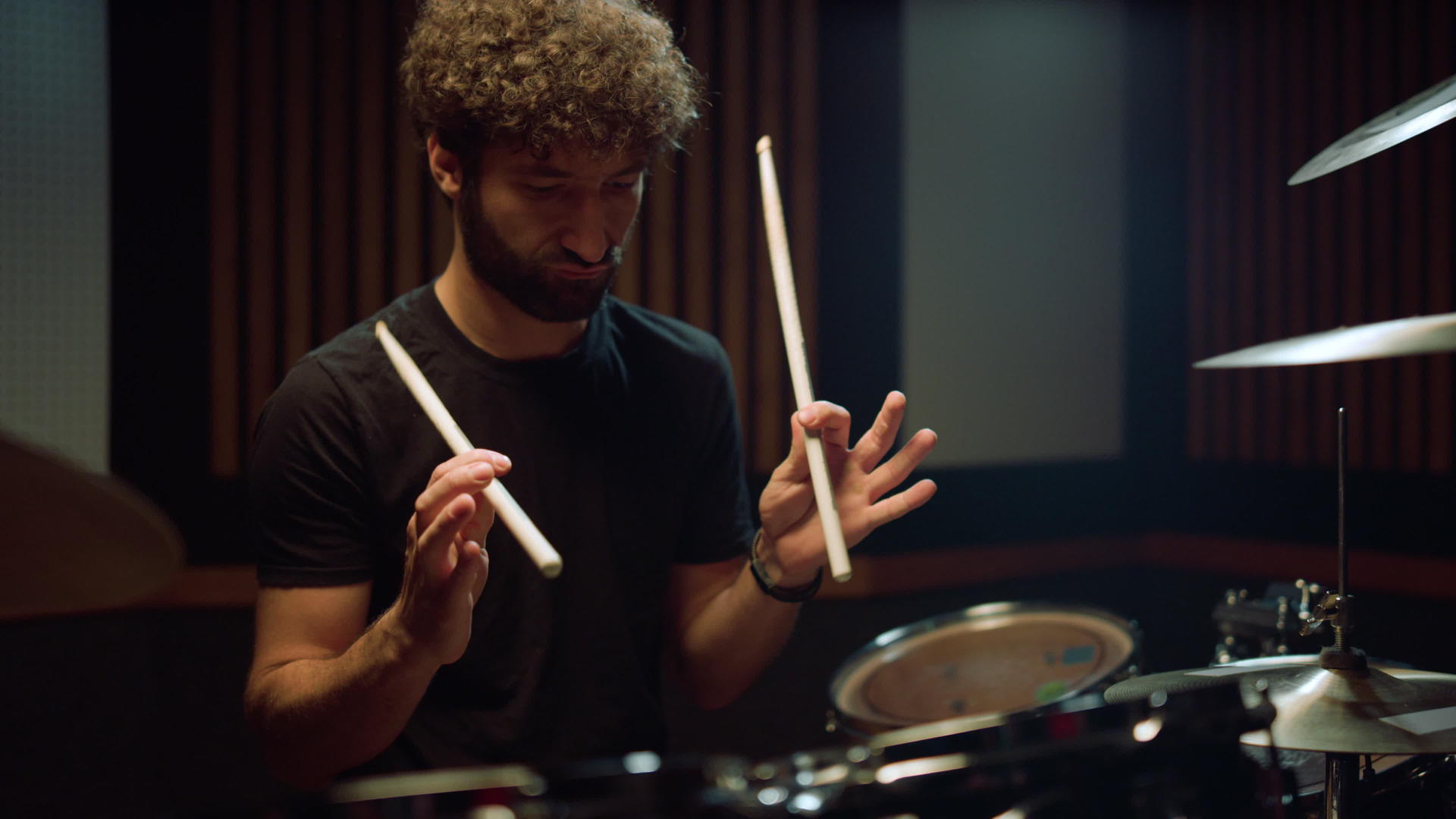 鼓手坐在音乐厅里家在录音室训练手指的技巧视频的预览图