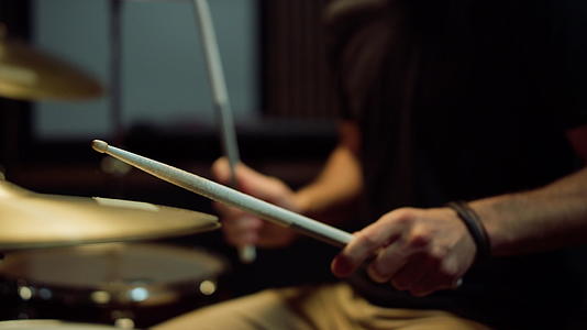 不可辨认的鼓手在录音室用鼓套演奏独奏音乐家视频的预览图