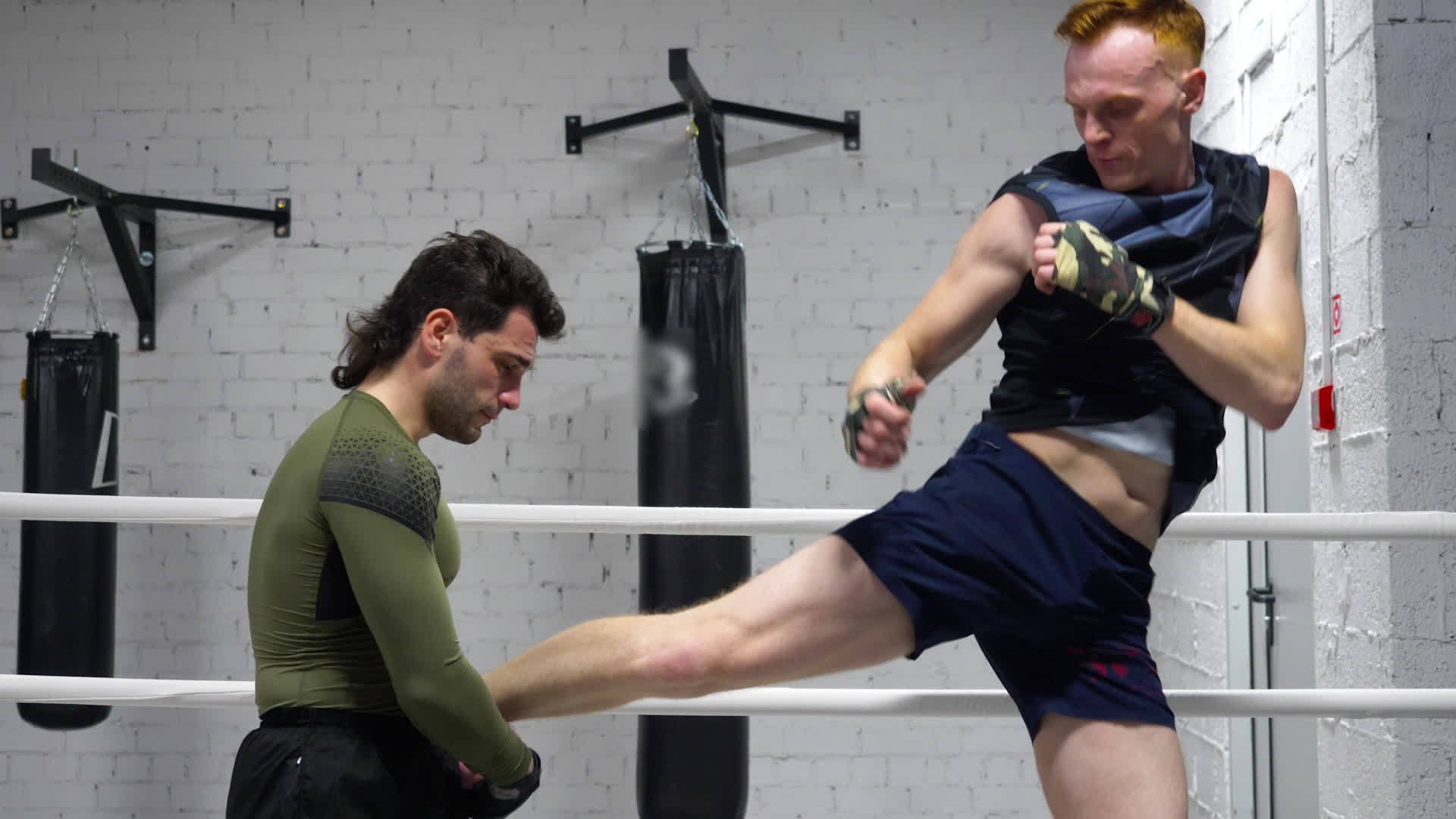 男性拳击手mma战斗机训练视频的预览图