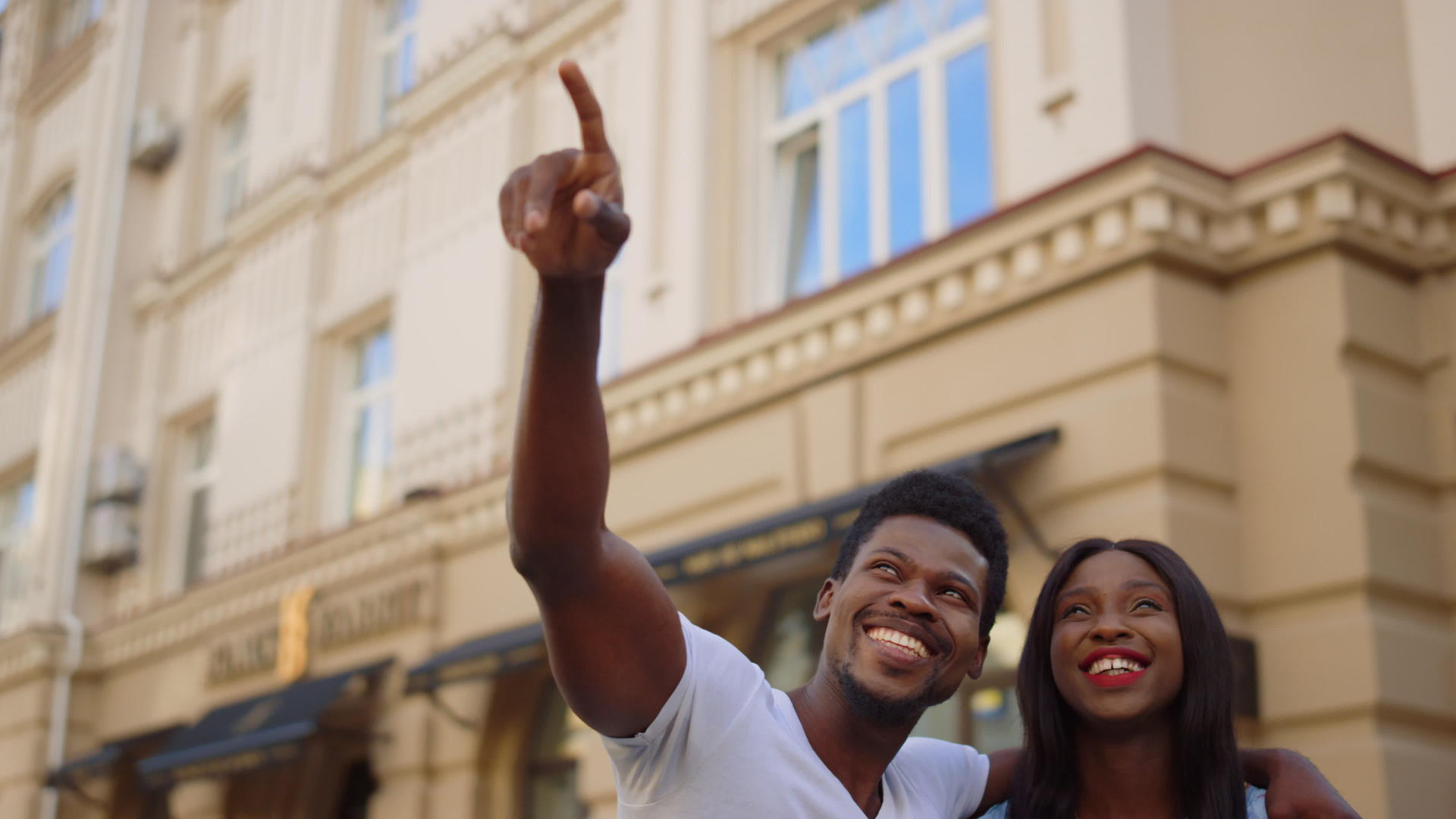 非裔美国女孩和男人花时间在户外活动上在城市里笑一视频的预览图
