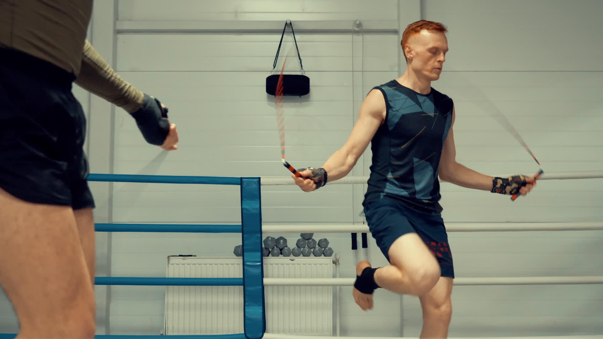 两名拳击手跳跃跳跃慢动作视频的预览图