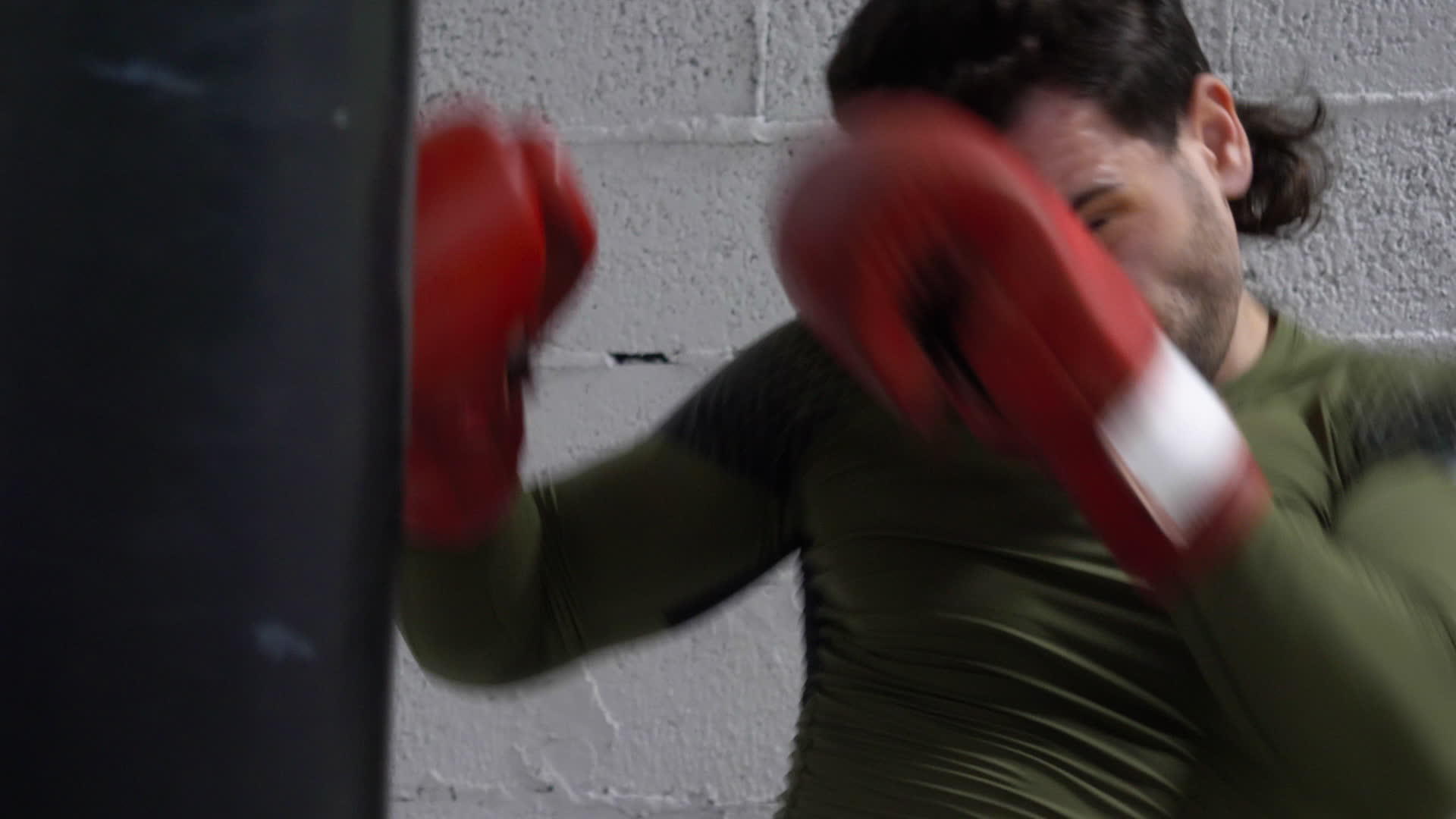 拳击手在拳击俱乐部的战斗训练中踢拳击手视频的预览图