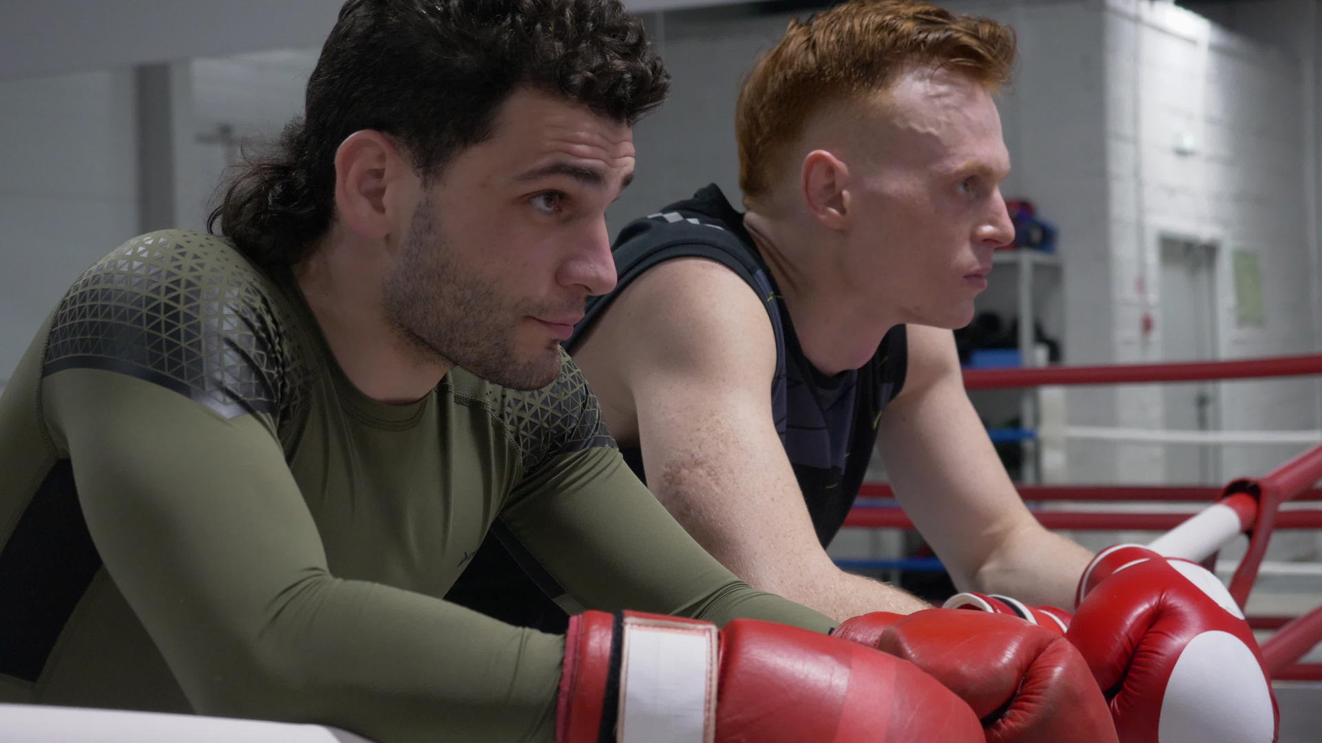 两名拳击手在拳击俱乐部训练后休息视频的预览图