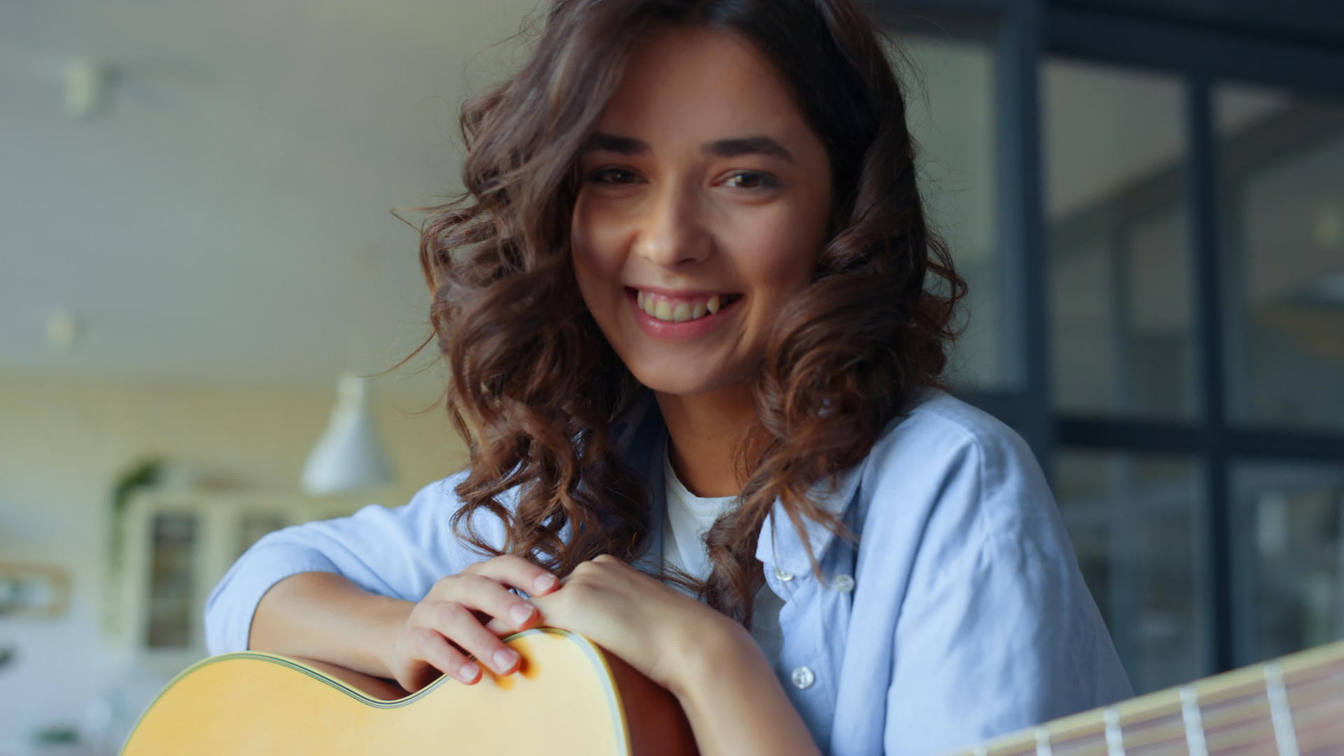 一个女人带着吉他在家里的镜头上在镜头里笑着女孩拿着音响吉他视频的预览图