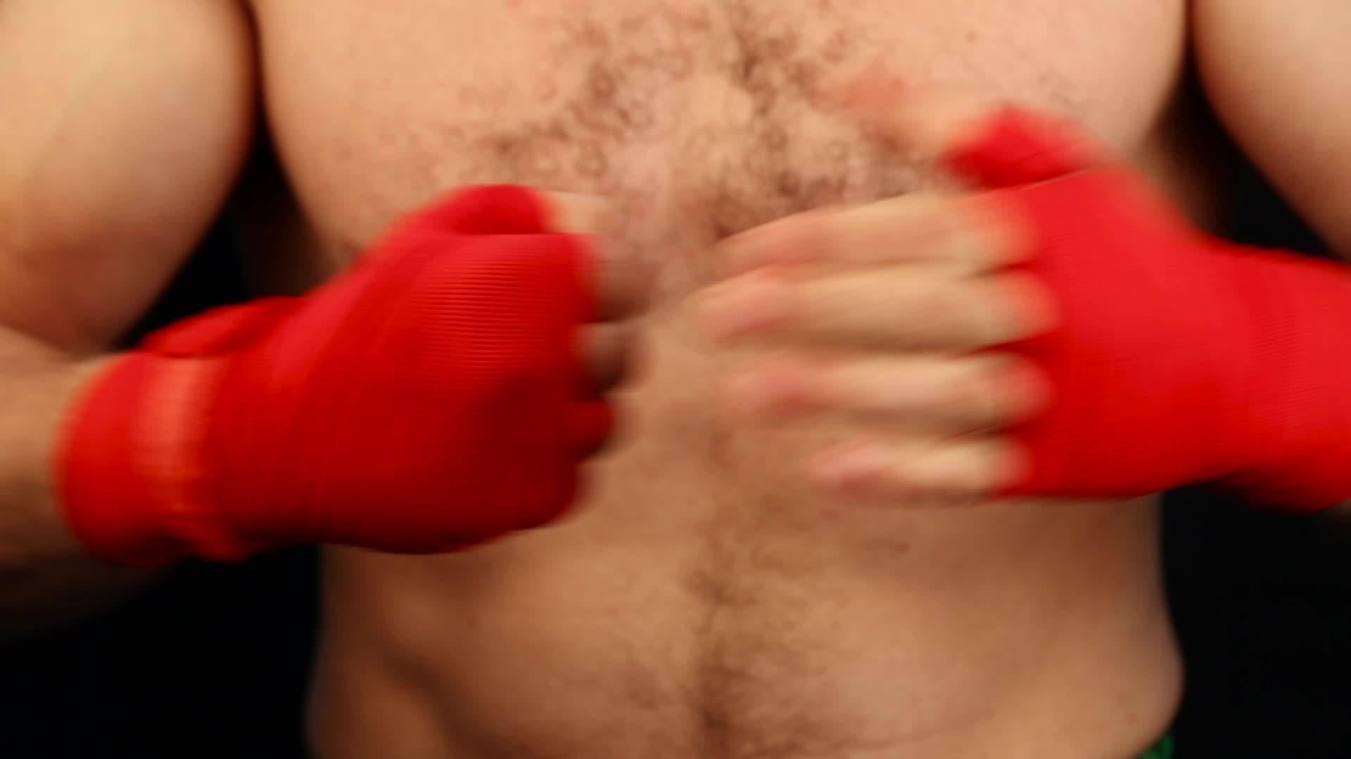 拳击手用红色包裹紧紧手腕视频的预览图