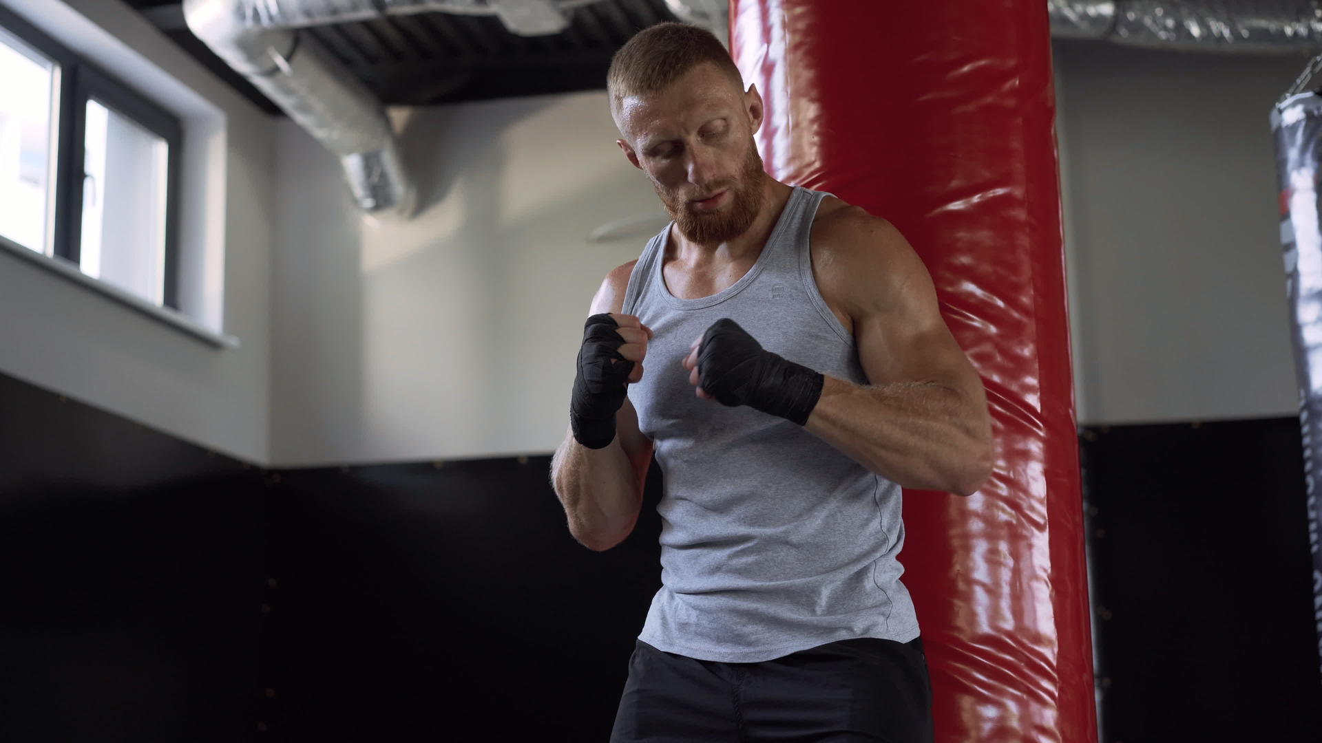 拳击手男子包裹拳击运动战斗机防御手臂包裹绷带手指手指视频的预览图