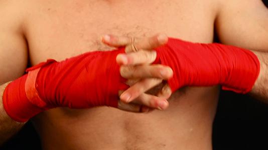 拳击手用红色包紧手腕视频的预览图