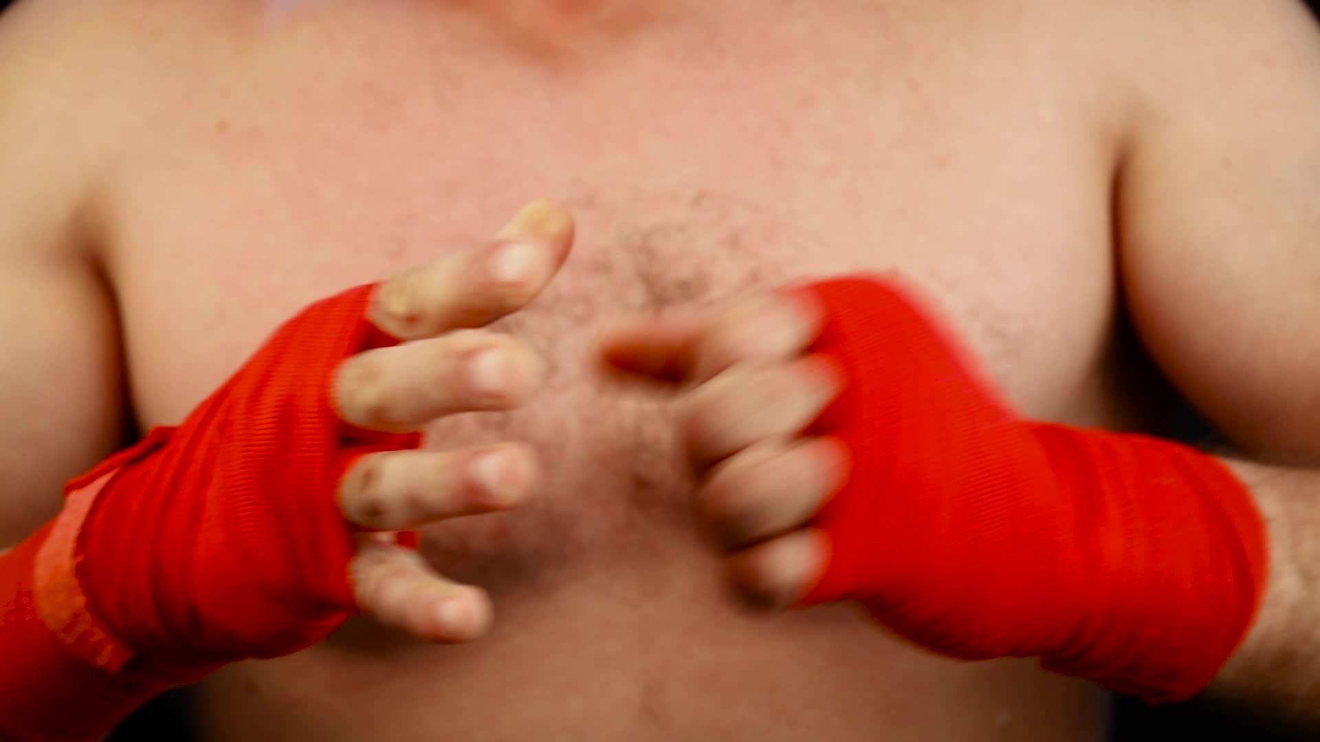 拳击手用红色包裹紧紧手腕视频的预览图