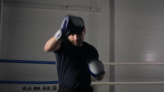 拳击手套训练拳击手踢前置摄像头男战士戴手套视频的预览图