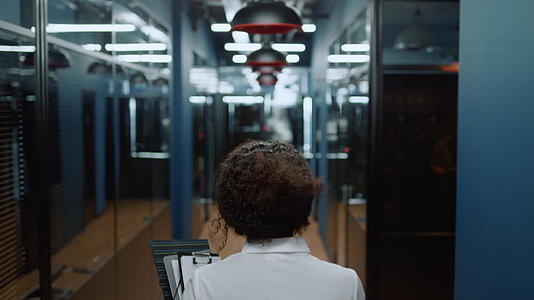 非洲妇女走在走廊的会议场所商业女性在办公室里行走视频的预览图