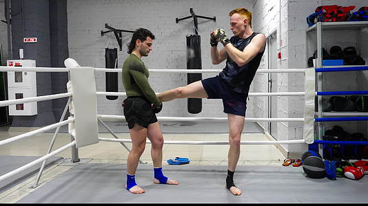 拳击手男子在健身俱乐部进行个人训练视频的预览图