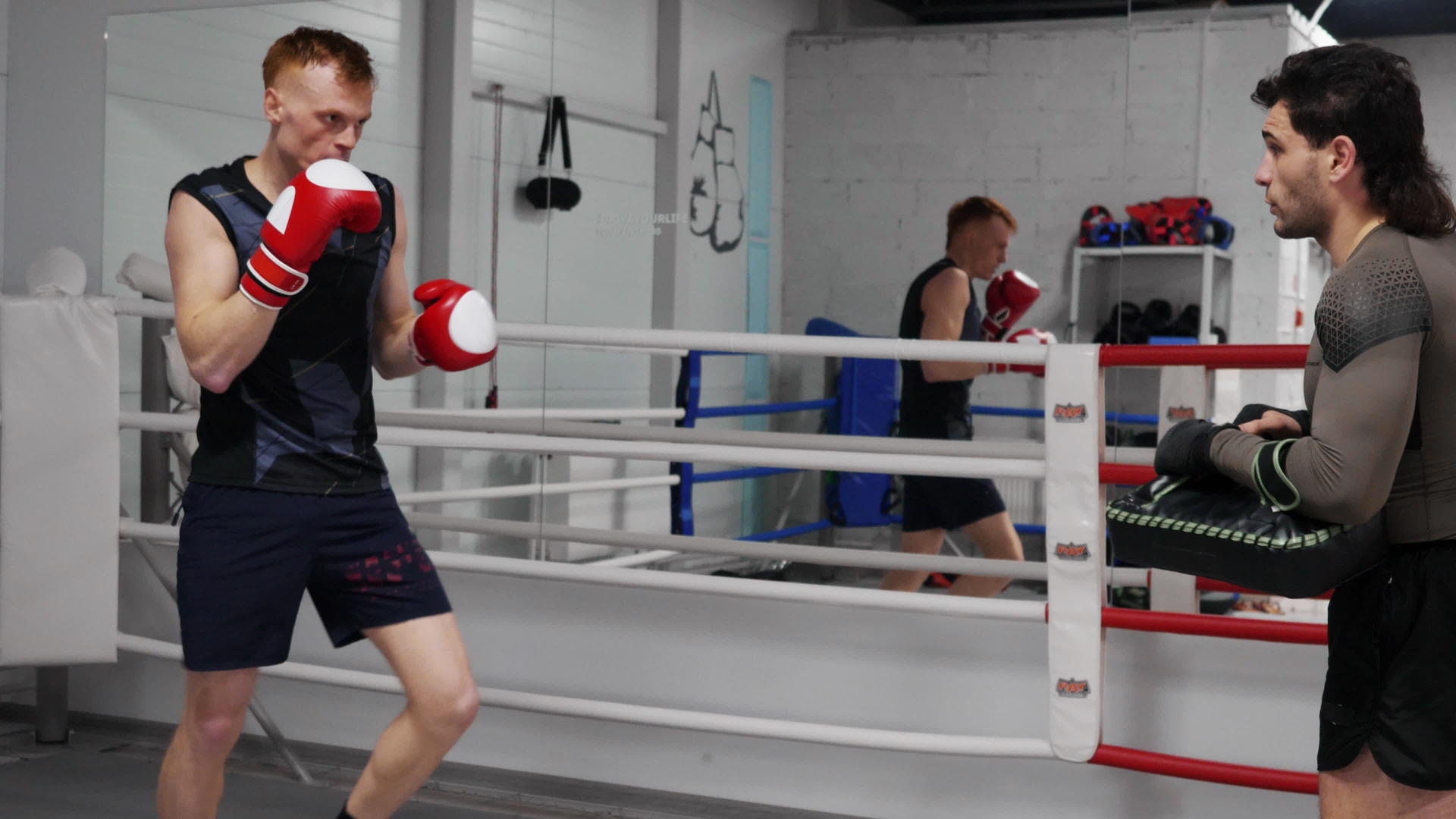 拳击手在拳击台上训练视频的预览图