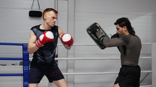 拳击手和教练一起训练视频的预览图